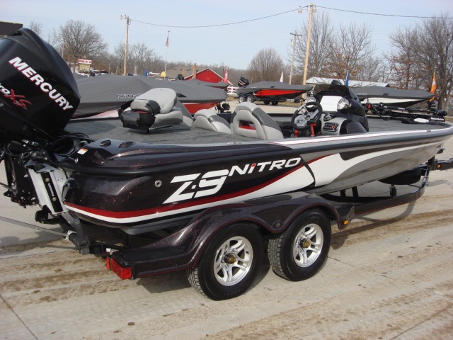 ナイトロ　中古バスボート　NITRO　BOAT