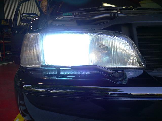 ボルボ　V70　HID　取付け　装着　大阪　ガレージアクト